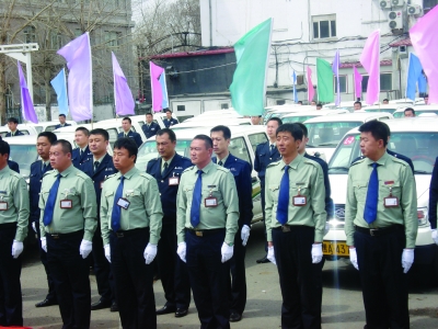 驾校教练员穿新服装