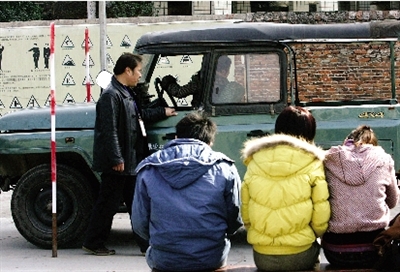 在驾校等待学习的学员。通常情况下，申领驾驶证者都要在驾校学习才能报考。资料图片